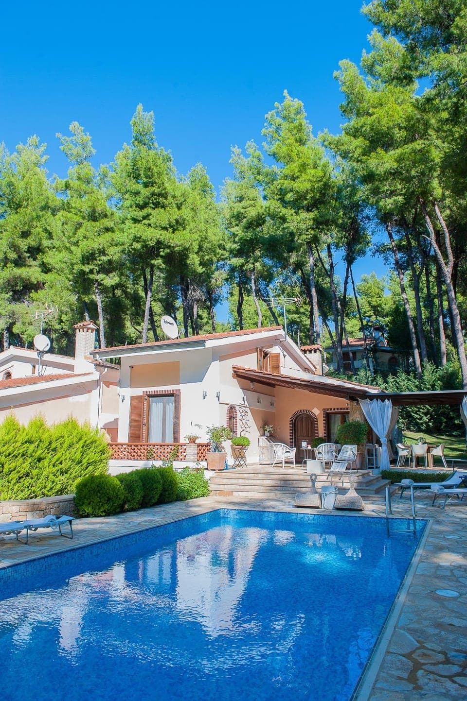 Property building, BBQ facilities, Garden, Balcony/Terrace, Pool view, Swimming pool