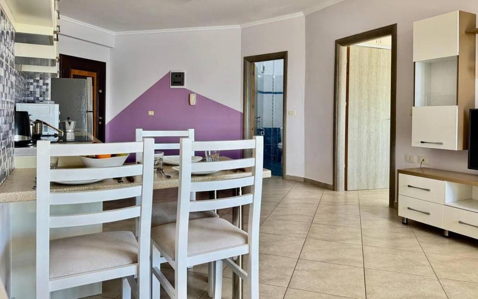 TV and multimedia, Kitchen or kitchenette, Living room, Seating area, Dining area