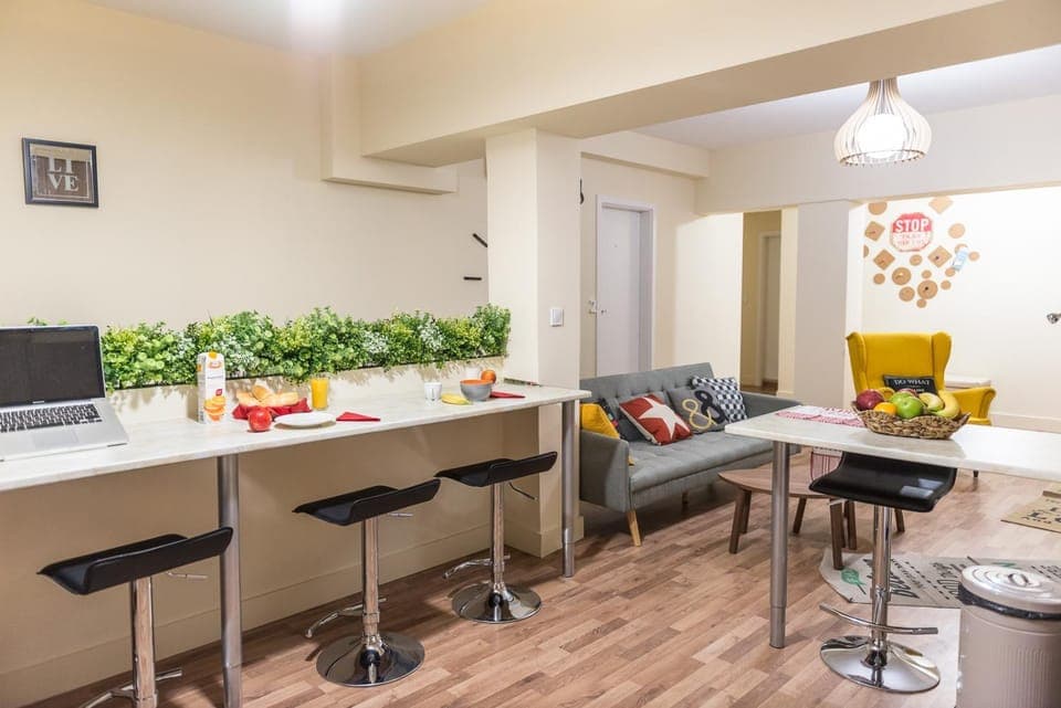 Kitchen or kitchenette, Seating area