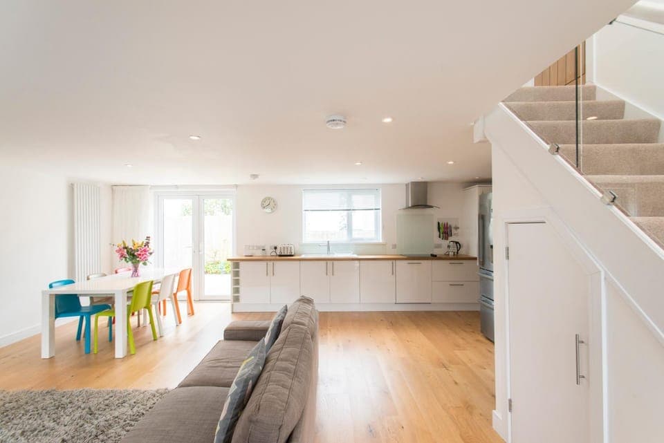 TV and multimedia, Kitchen or kitchenette, Living room, Seating area, Dining area