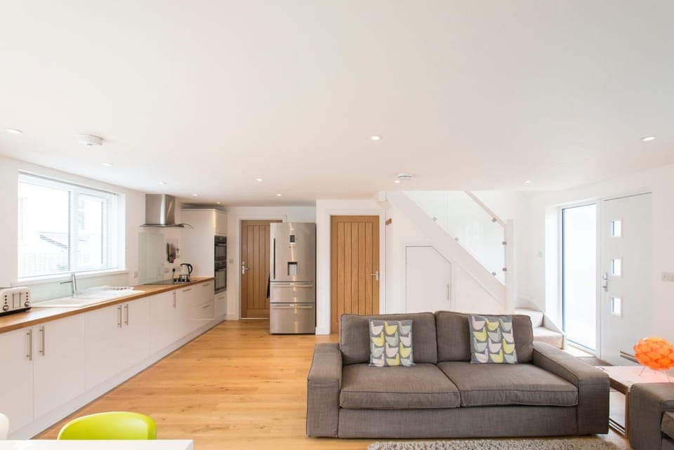 TV and multimedia, Kitchen or kitchenette, Living room, Seating area, Dining area