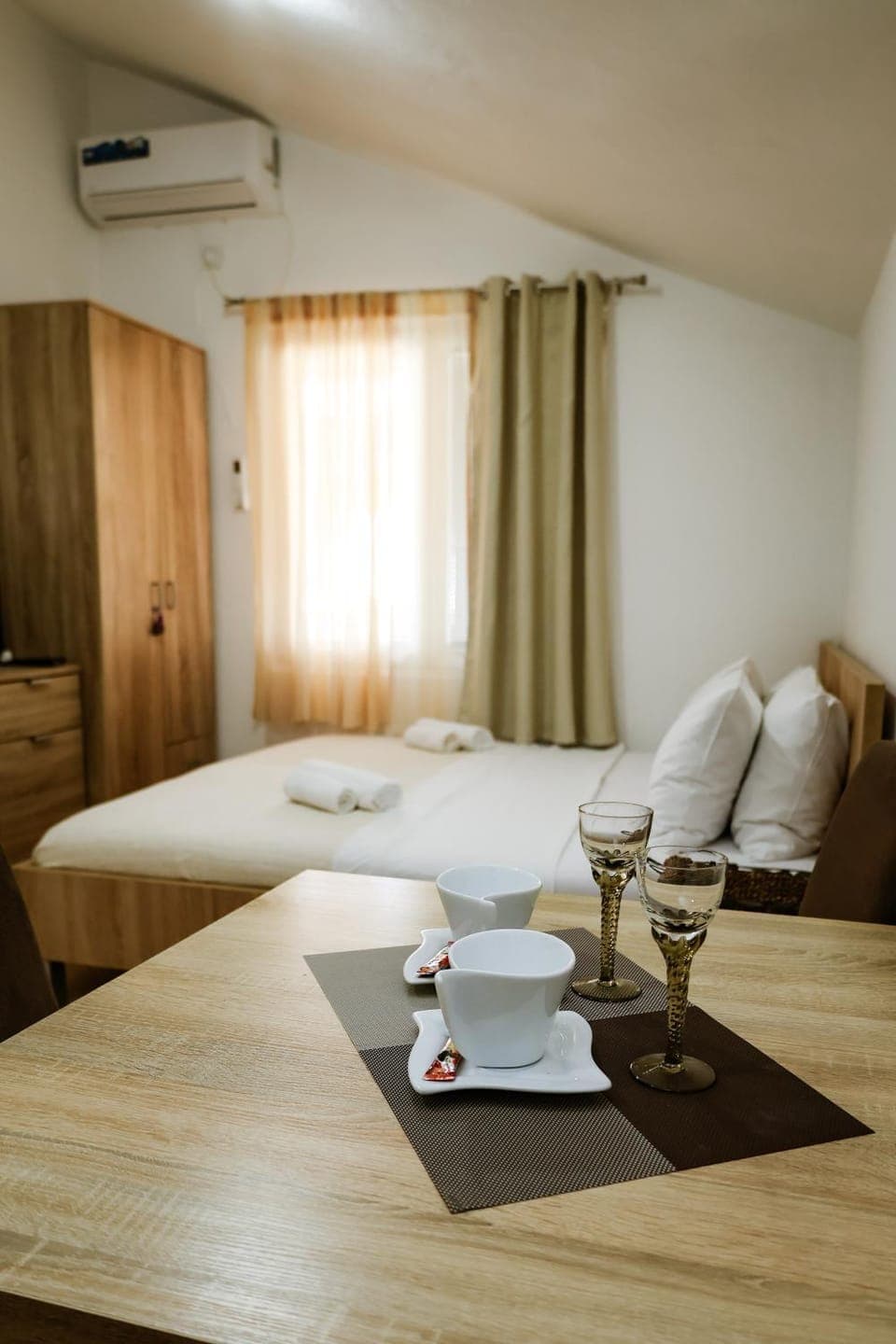 Bed, Photo of the whole room, towels, air conditioner