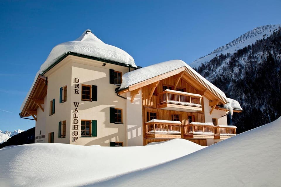 Property building, Facade/entrance, Winter