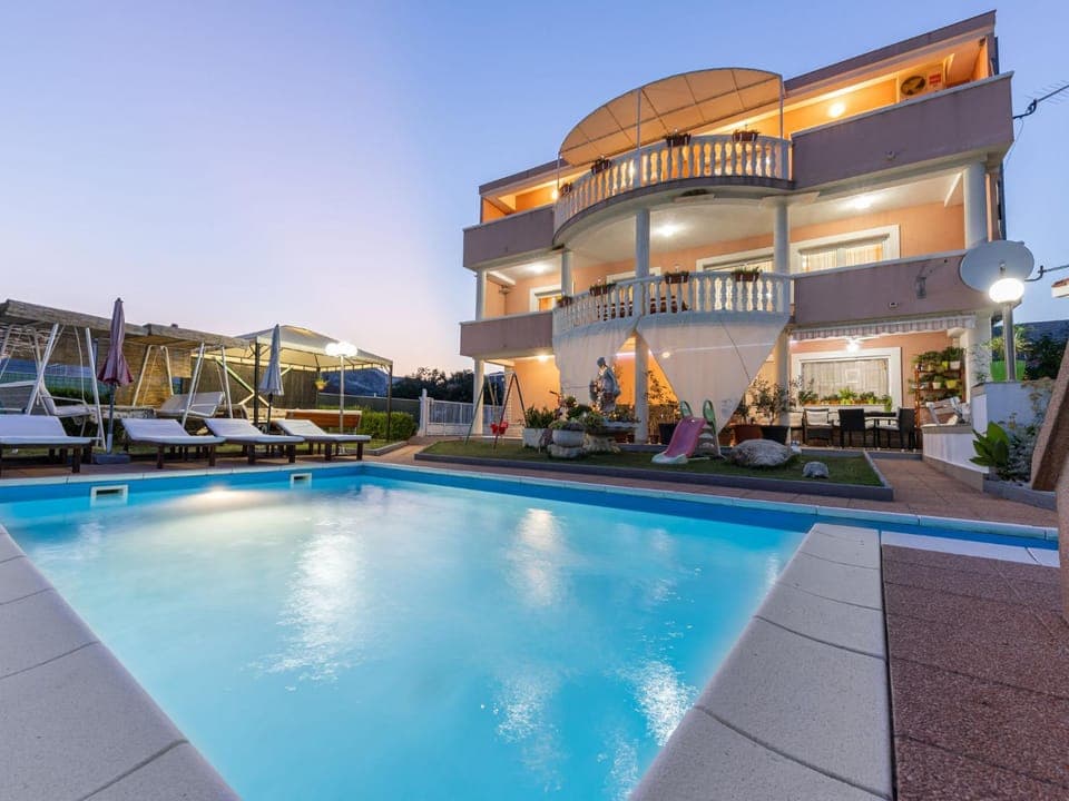 Swimming pool