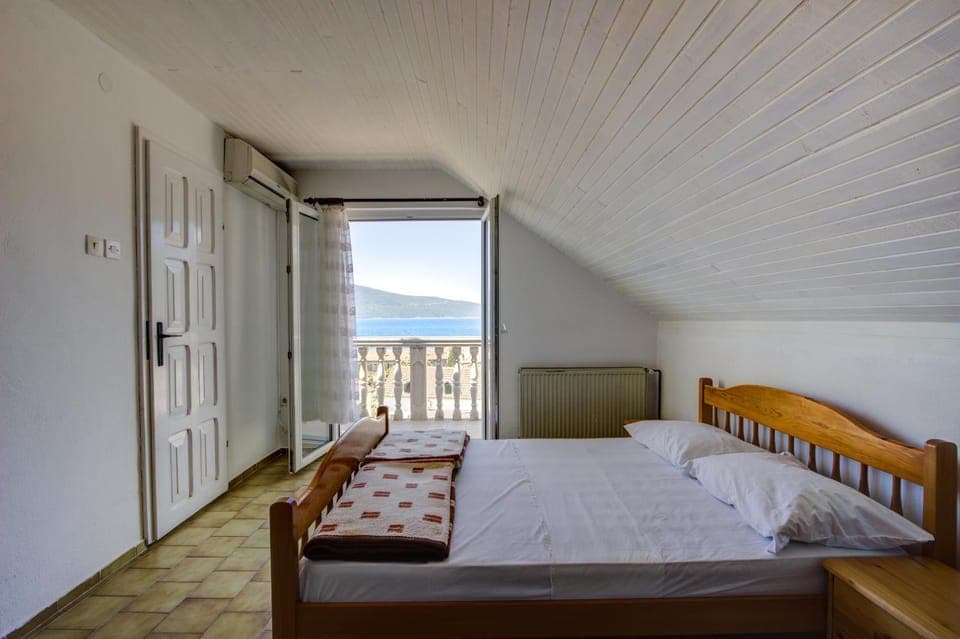 Bed, Bedroom, Garden view, Sea view