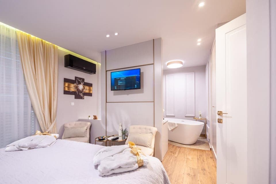 Photo of the whole room, Bedroom