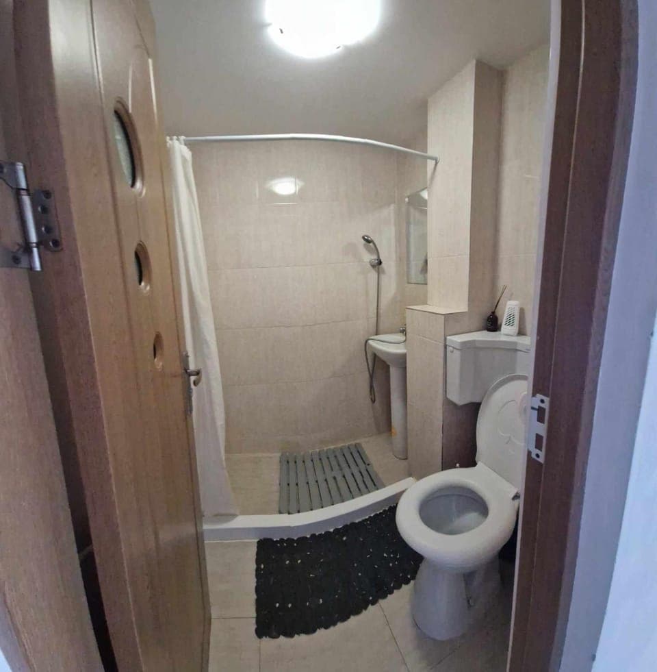 Shower, Toilet, Bathroom, towels