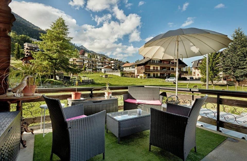 Patio, Area and facilities