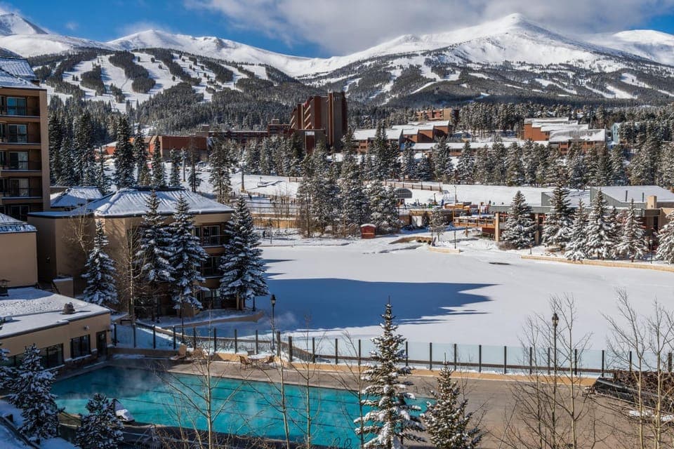 Day, Neighbourhood, Natural landscape, Bird's eye view, Winter, Decorative detail, On site, Mountain view, Pool view, Swimming pool