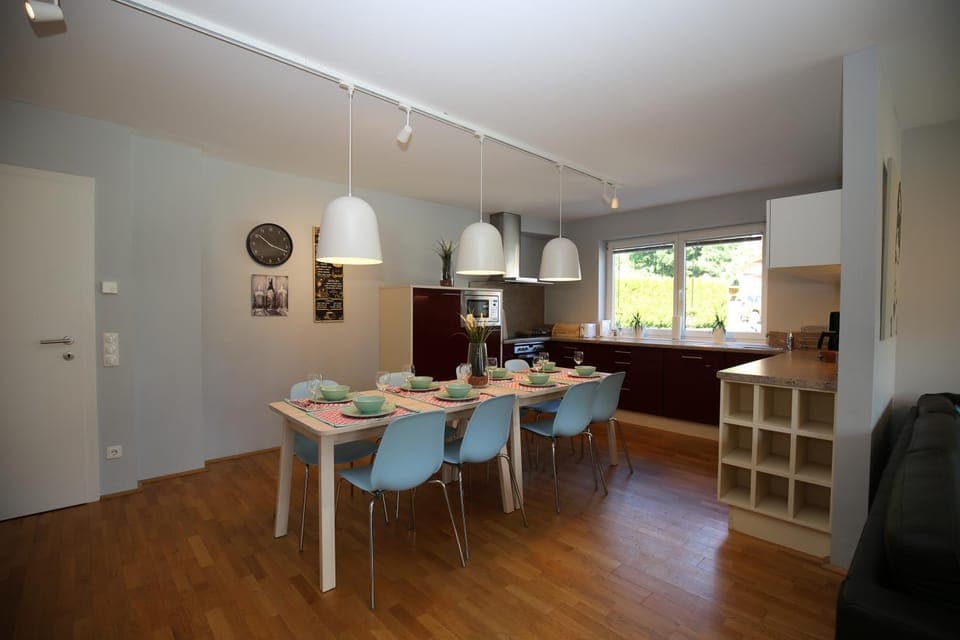 Kitchen or kitchenette, Dining area