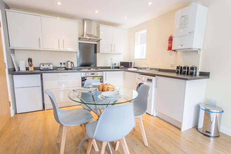 Coffee/tea facilities, Kitchen or kitchenette, Dining area, oven, stove, toaster