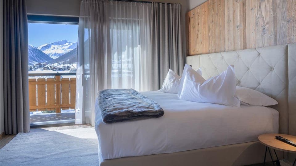 Bed, Natural landscape, Photo of the whole room, Bedroom, Mountain view, towels