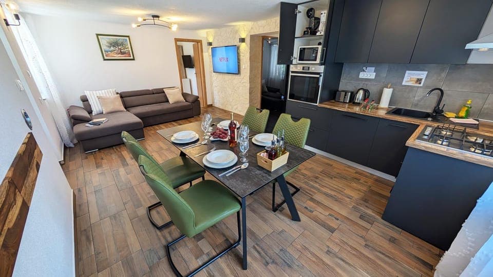 TV and multimedia, Coffee/tea facilities, Kitchen or kitchenette, Living room, Seating area, Dining area, oven, stove, toaster