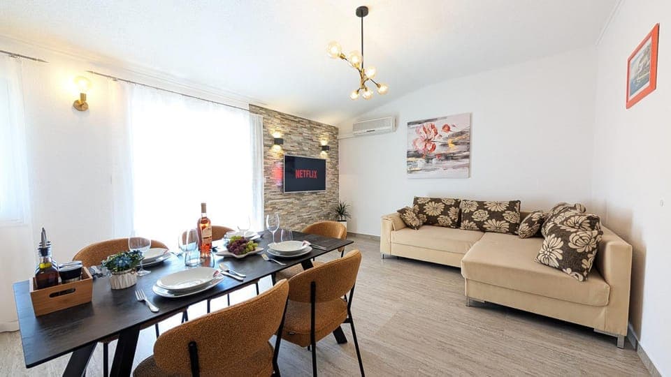 Living room, Seating area, Dining area