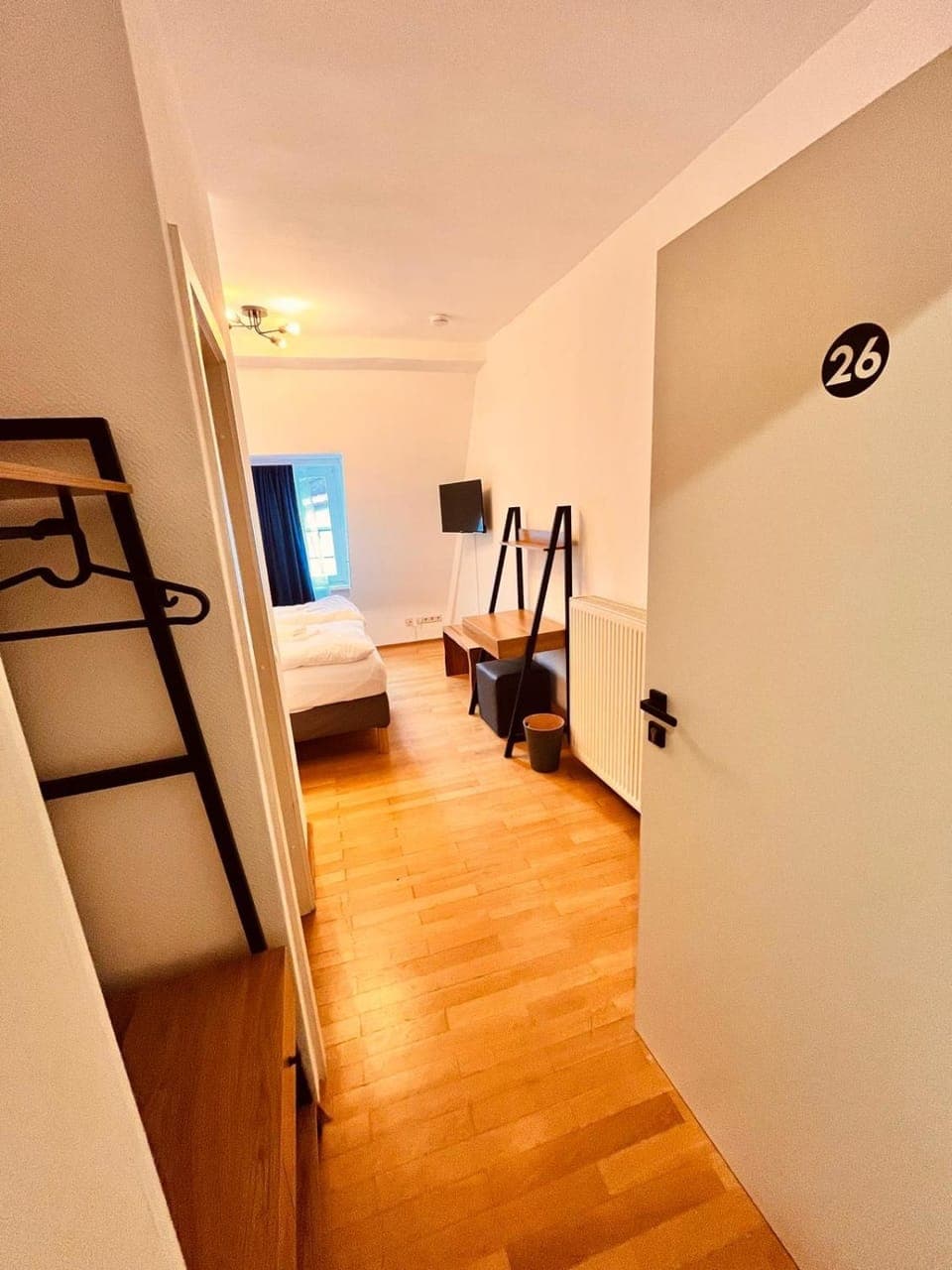 Bed, TV and multimedia, Photo of the whole room, Bedroom