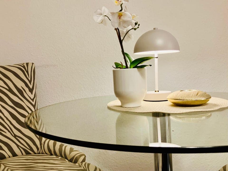 Decorative detail, Seating area, Dining area