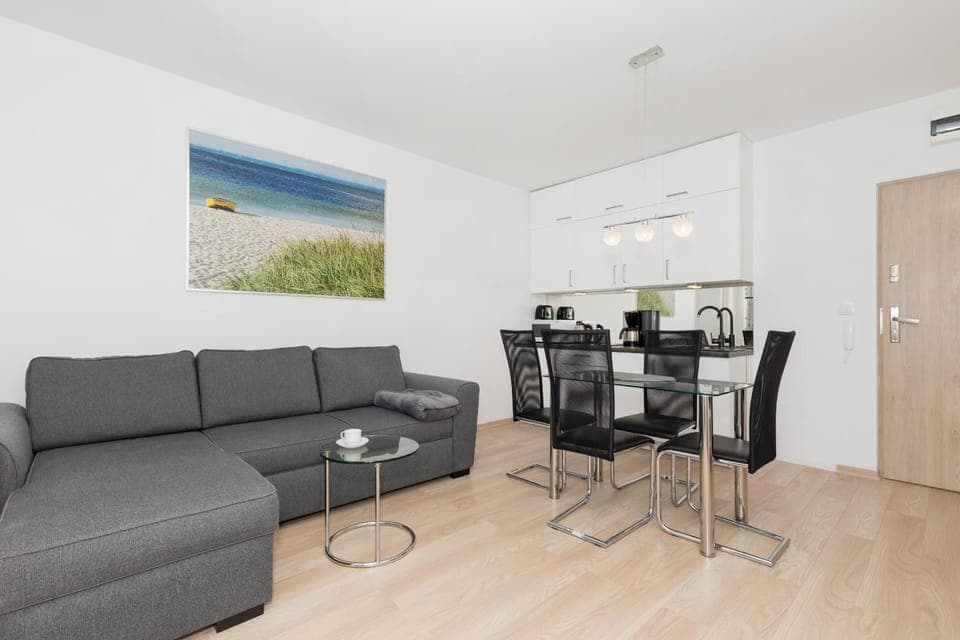 Kitchen or kitchenette, Living room, Seating area, Dining area