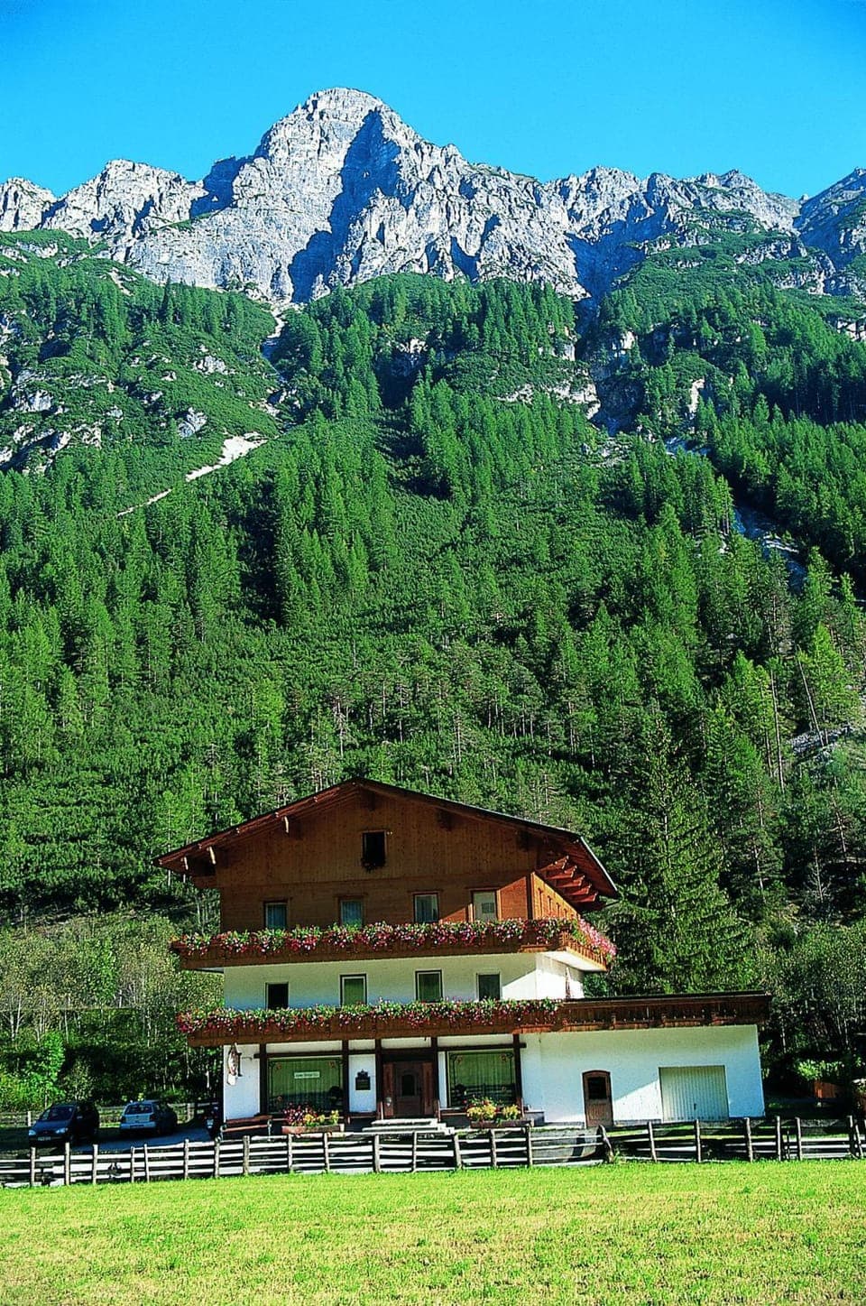 Property building, Nearby landmark, Neighbourhood, Mountain view