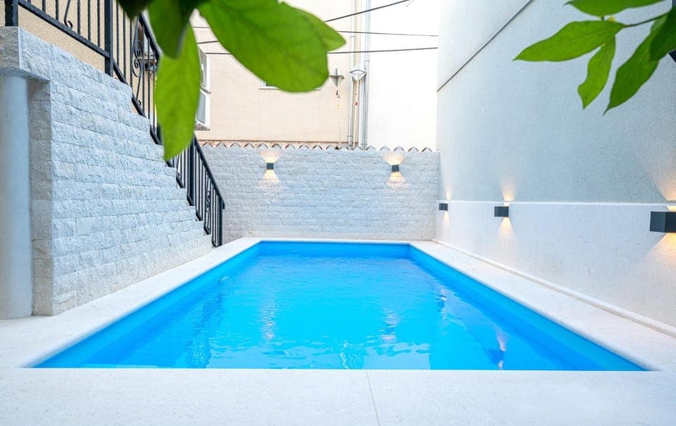 Swimming pool, Swimming pool