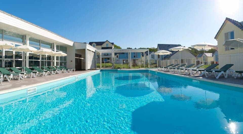 Property building, Day, Summer, Pool view, Swimming pool, Swimming pool, sunbed