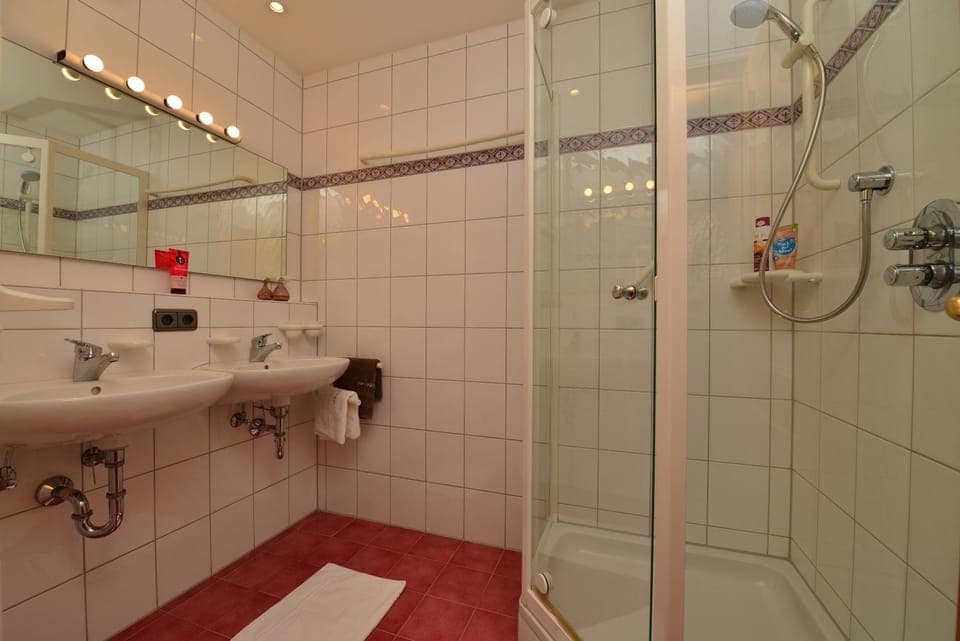 Shower, Bathroom, towels