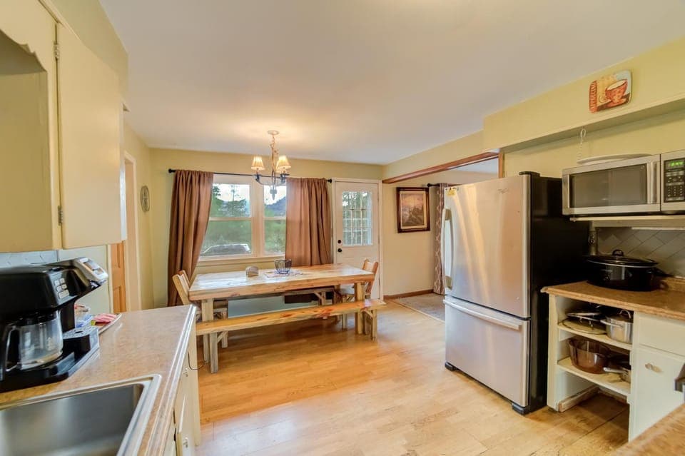 Kitchen or kitchenette, Dining area