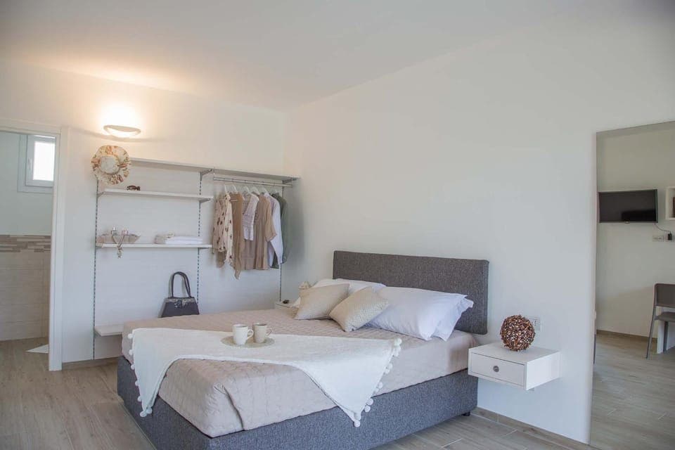 Bed, Other, Photo of the whole room, Decorative detail, Bedroom