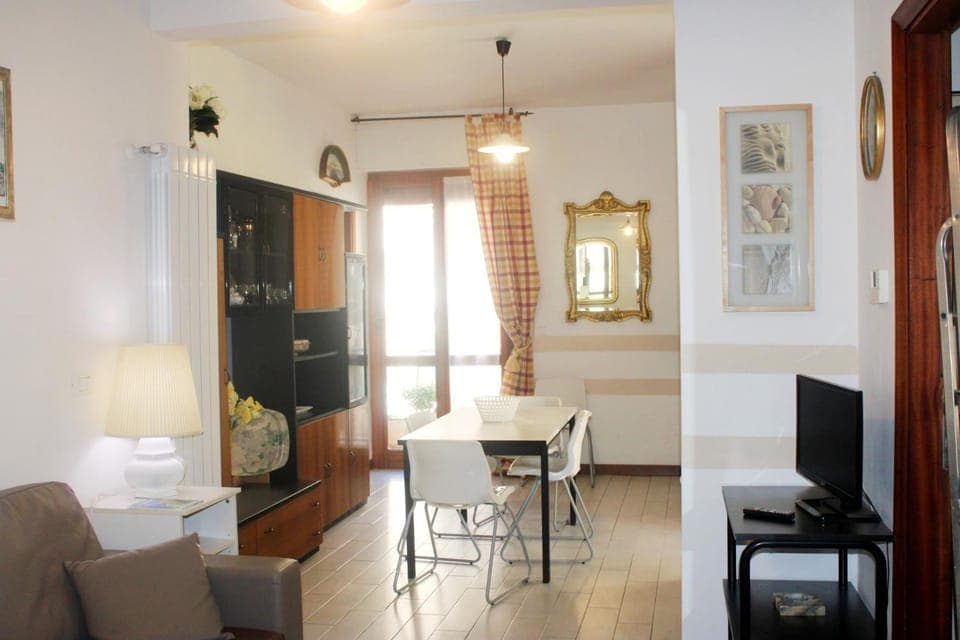 TV and multimedia, Kitchen or kitchenette, Living room, Seating area, Dining area