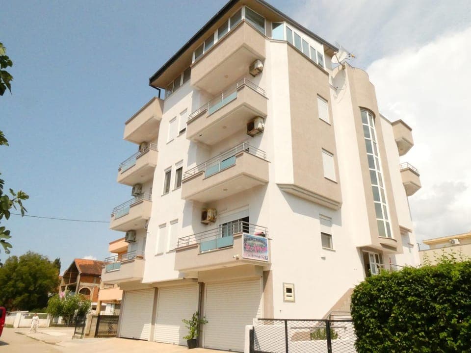 Property building, Day, Balcony/Terrace