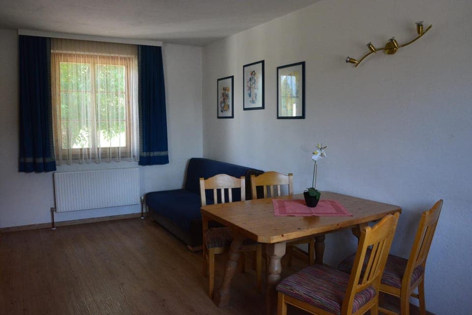 Seating area, Dining area