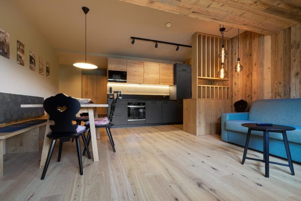 Kitchen or kitchenette, Living room, Seating area, Dining area