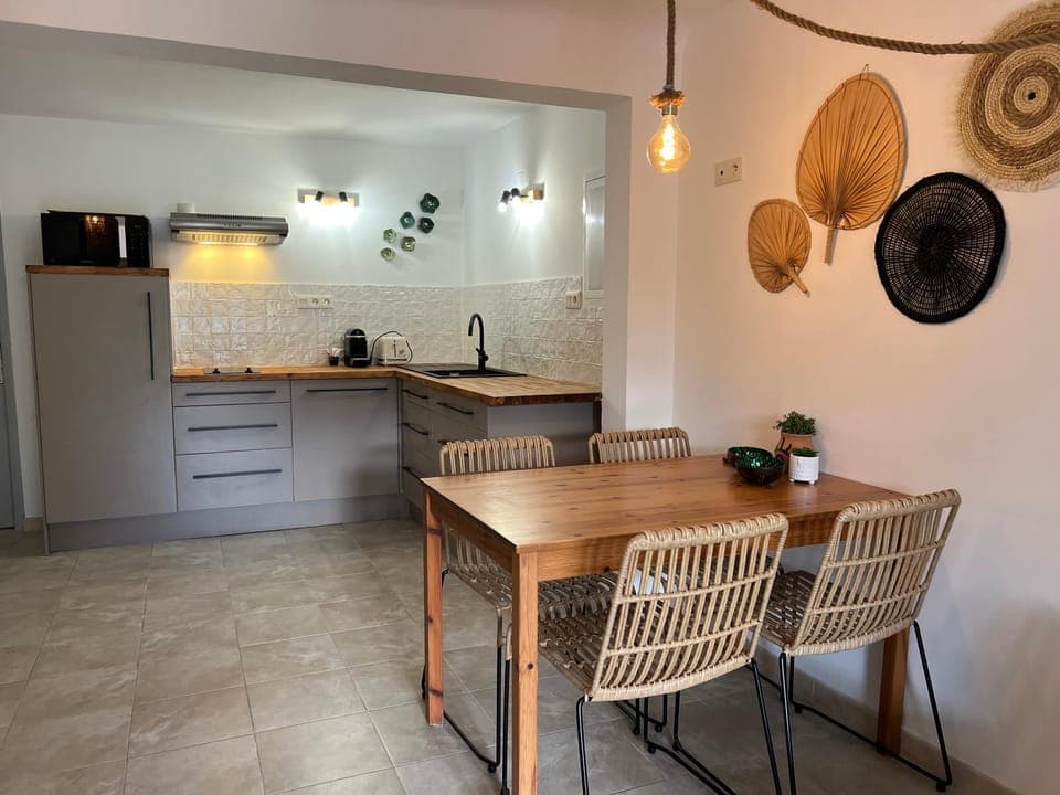 Kitchen or kitchenette, Dining area