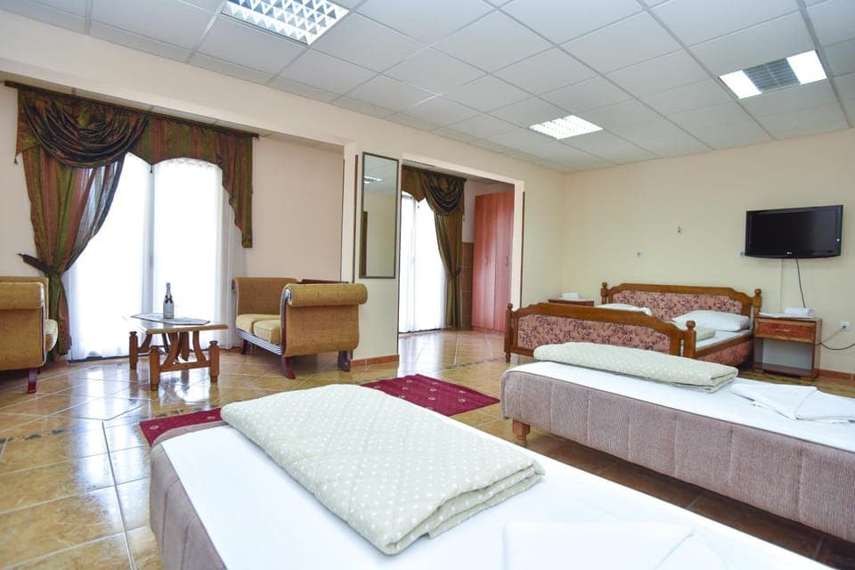 Bed, TV and multimedia, Photo of the whole room, Bedroom