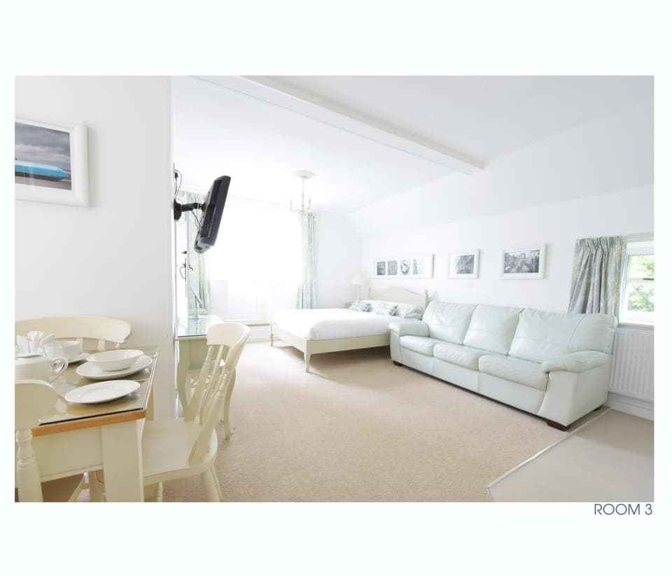 Toilet, TV and multimedia, Coffee/tea facilities, Kitchen or kitchenette, Seating area, Dining area, Bedroom