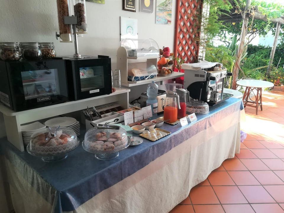 Breakfast, Continental breakfast, Buffet breakfast