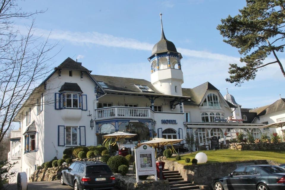 Facade/entrance, Balcony/Terrace
