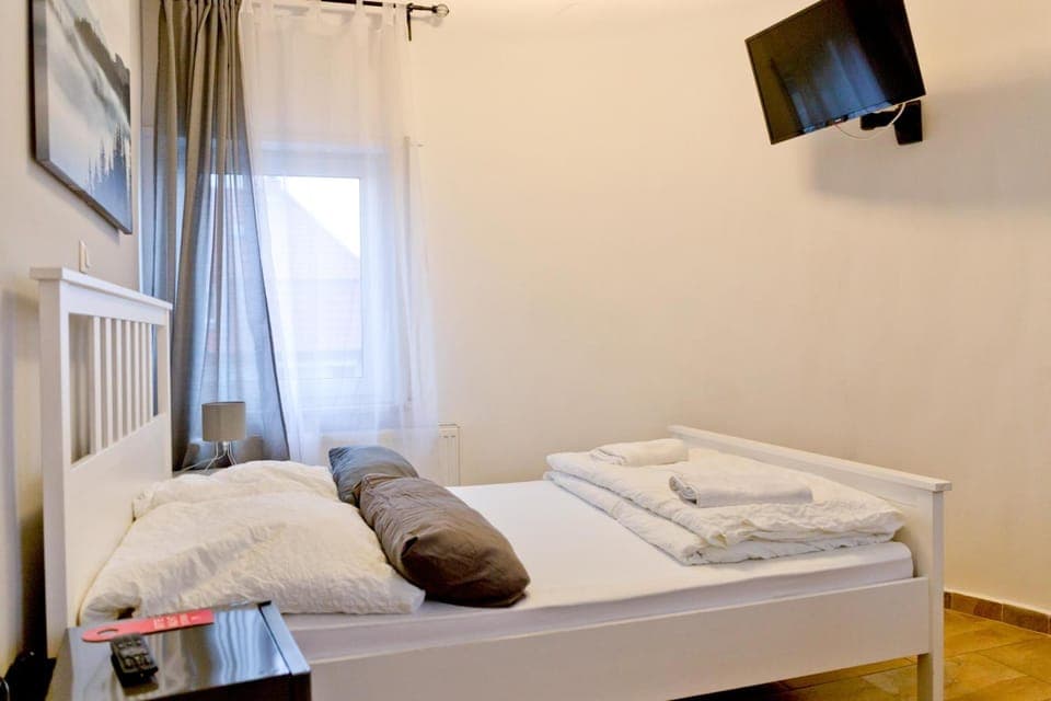 Bed, TV and multimedia, Photo of the whole room, Bedroom, towels