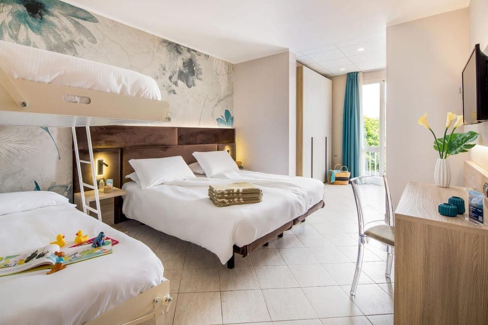 Bed, Photo of the whole room, Bedroom, bunk bed