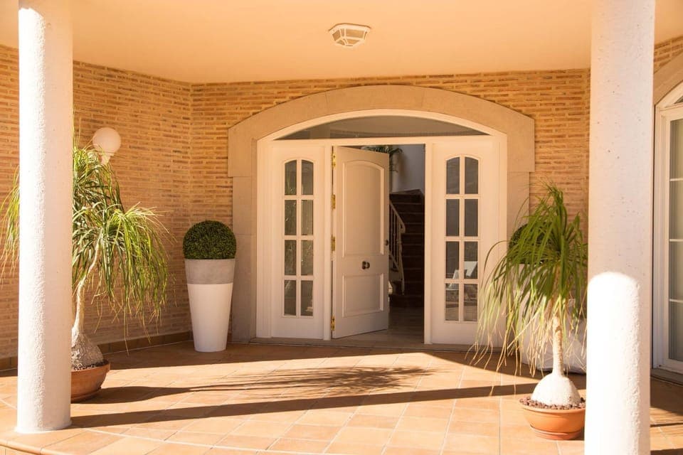 Facade/entrance