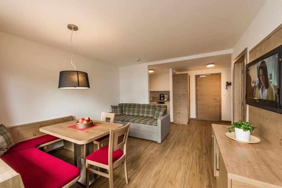 TV and multimedia, Kitchen or kitchenette, Living room, Photo of the whole room, Dining area