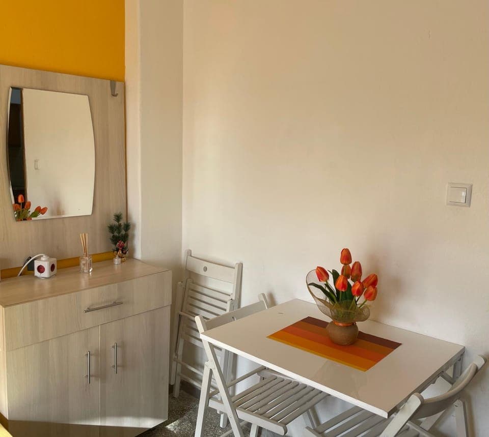 Property building, Decorative detail, Dining area, Bedroom