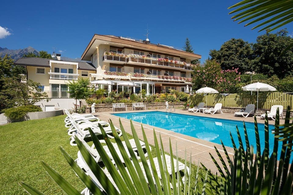 Property building, Day, Garden, Pool view, Swimming pool