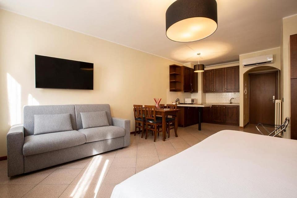 Bed, TV and multimedia, Kitchen or kitchenette, Photo of the whole room, Seating area, Dining area