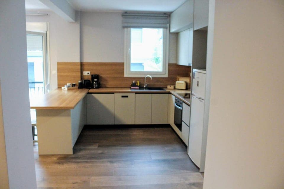 Coffee/tea facilities, Kitchen or kitchenette, minibar, stove