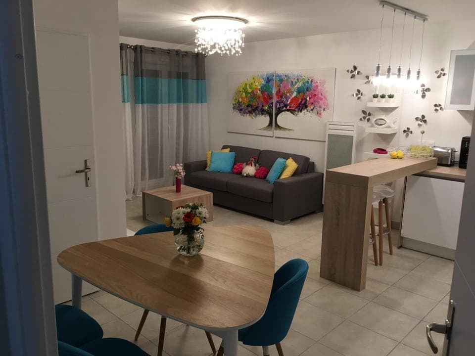 Coffee/tea facilities, Kitchen or kitchenette, Living room, Decorative detail, Seating area, Dining area