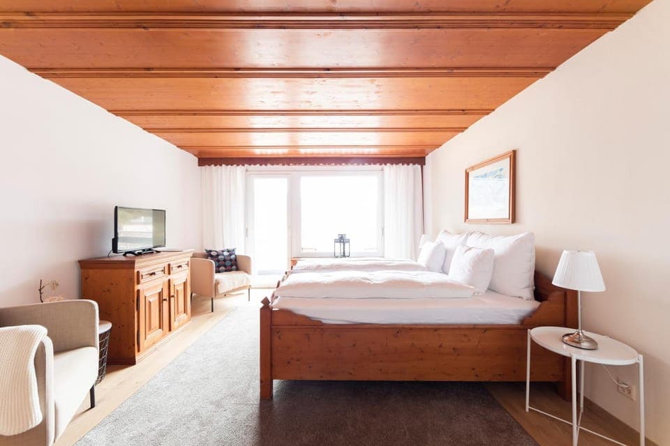 Bed, Photo of the whole room, Seating area, Bedroom