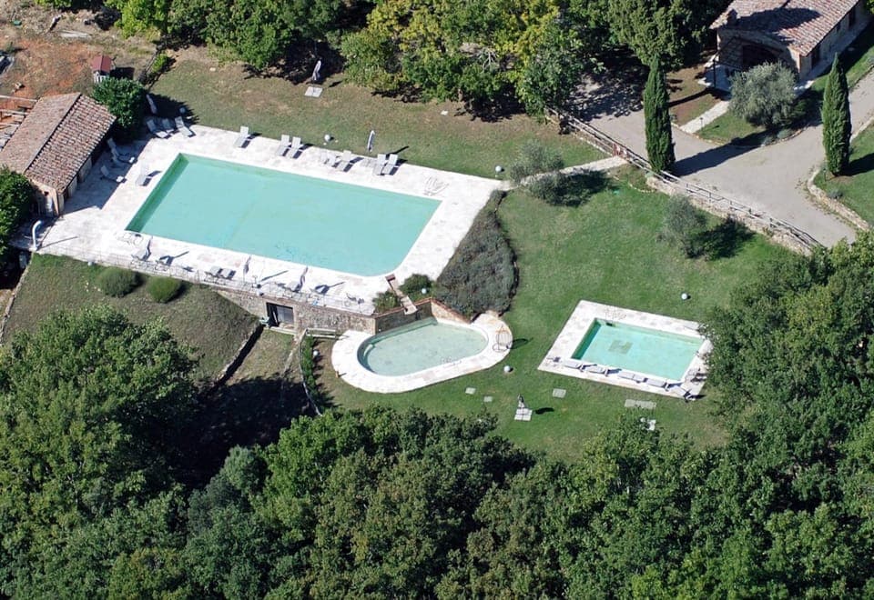 Property building, Natural landscape, Bird's eye view, Pool view, Swimming pool, sunbed