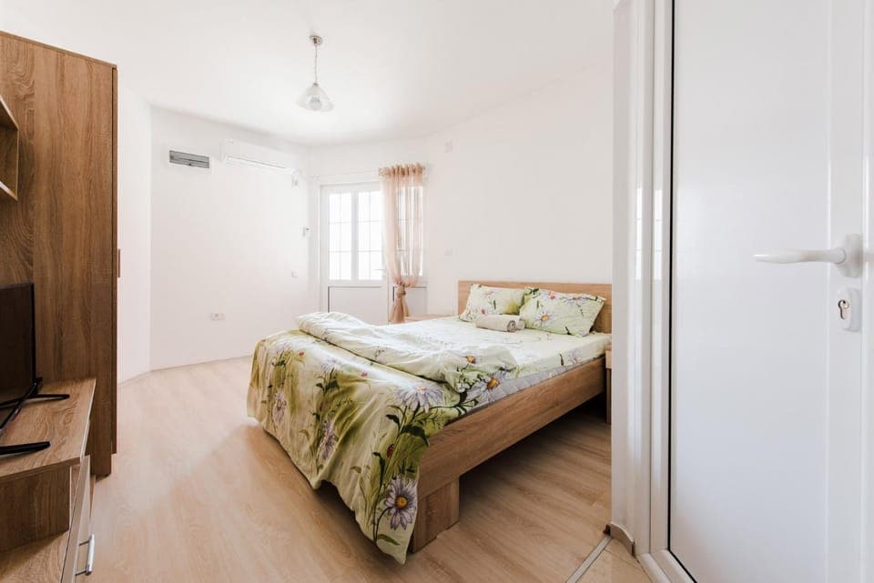 TV and multimedia, Living room, Photo of the whole room, Bedroom