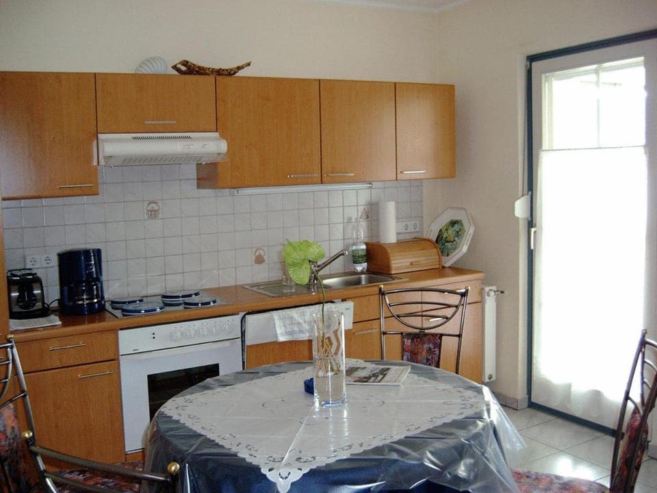 Kitchen or kitchenette, Dining area, dishwasher, pet friendly, stove, toaster, kitchen