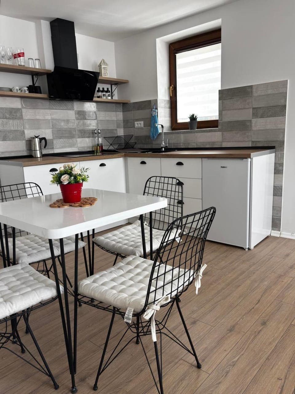 Coffee/tea facilities, Kitchen or kitchenette, Dining area, oven, stove